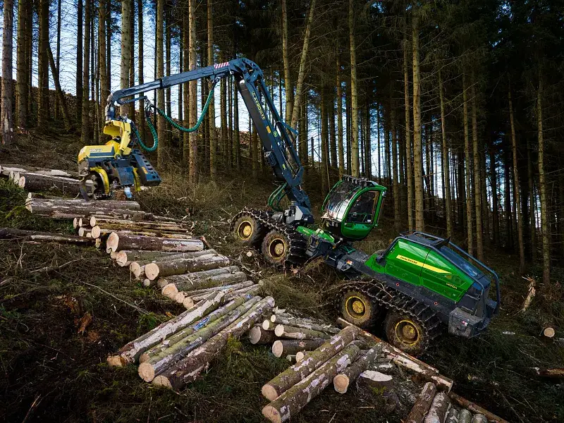 Testing the John Deere 1470H Wheeled Harvester in Real Conditions